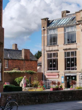 Stunning 2-bed Listed Apartment in Taunton's historic centre